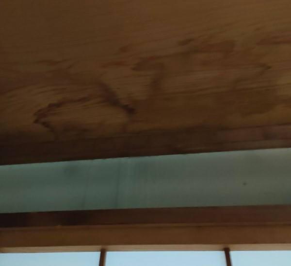 雨漏りのシミ　天井